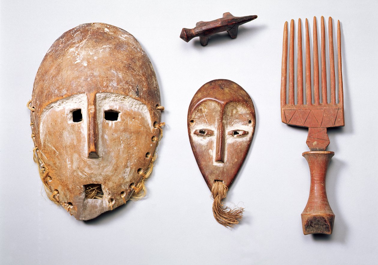Máscaras Lukungu, Pente e Figura Zoomórfica (madeira e fibra) de Congolese