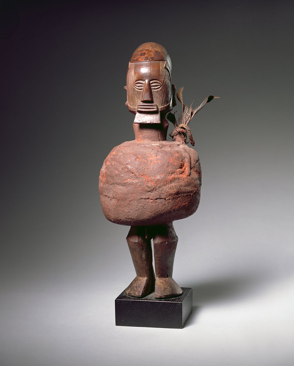 Figura Espiritual Nkisi (madeira, argila, tecido e penas) (ver também 181654) de Congolese