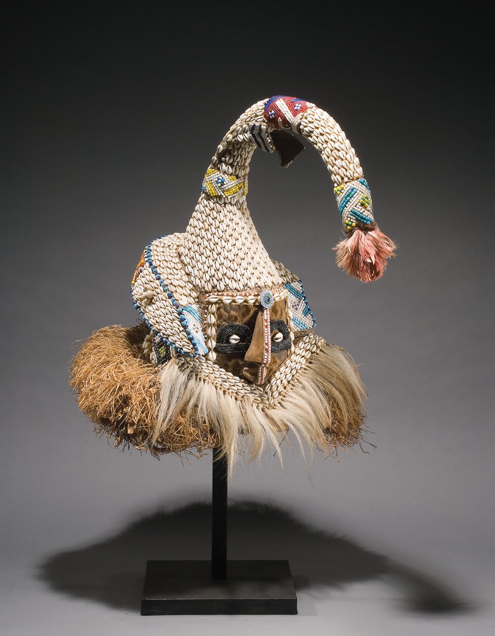 Máscara de capacete Kuba (fibras animais e vegetais, conchas e ráfia) de Congolese Congolese