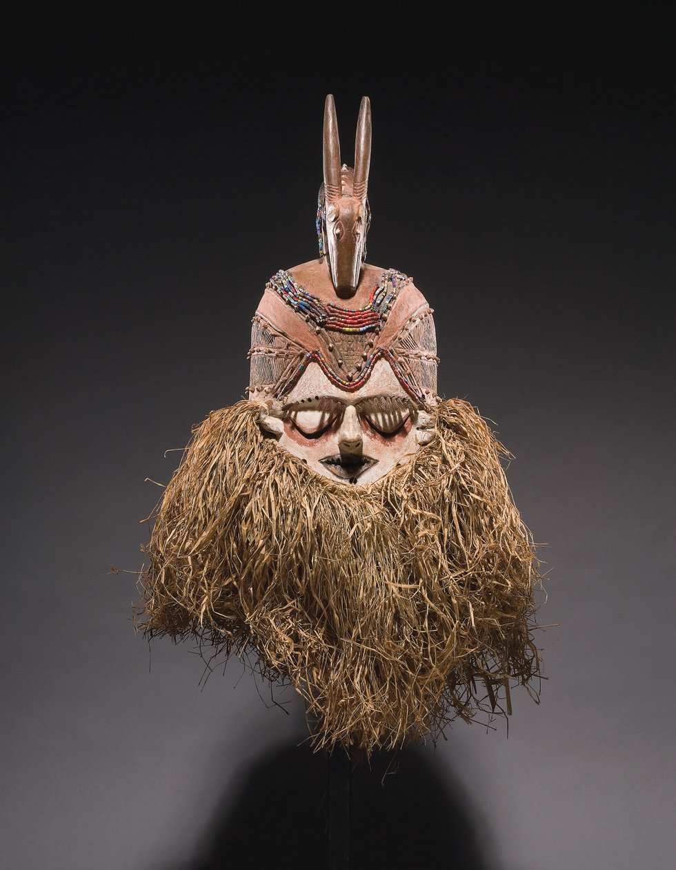 Máscara de capacete Suku (fibras animais e vegetais, madeira e ráfia) de Congolese Congolese