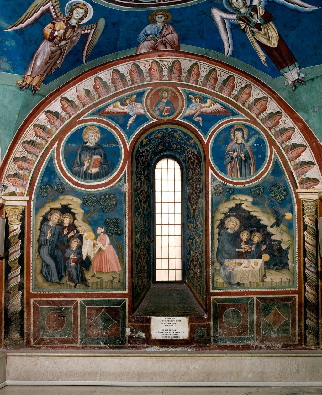 Diferentes episódios da vida de São Bento de Nursie: à esquerda uma mulher estende um pedaço de pão venenoso a São Benoit, à direita um corvo leva o pão e salva São Benoit. Fresco pelo Mestre Consolo (século XIII) Mosteiro da Igreja Baixa o de Consolo 