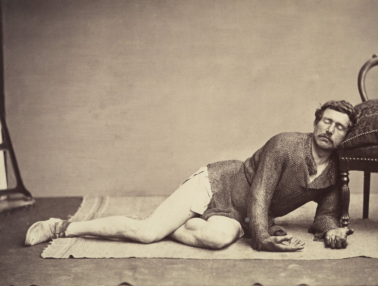 Homem de túnica de cota de malha posando como um soldado moribundo, ca. 1863. de Constant Delessert