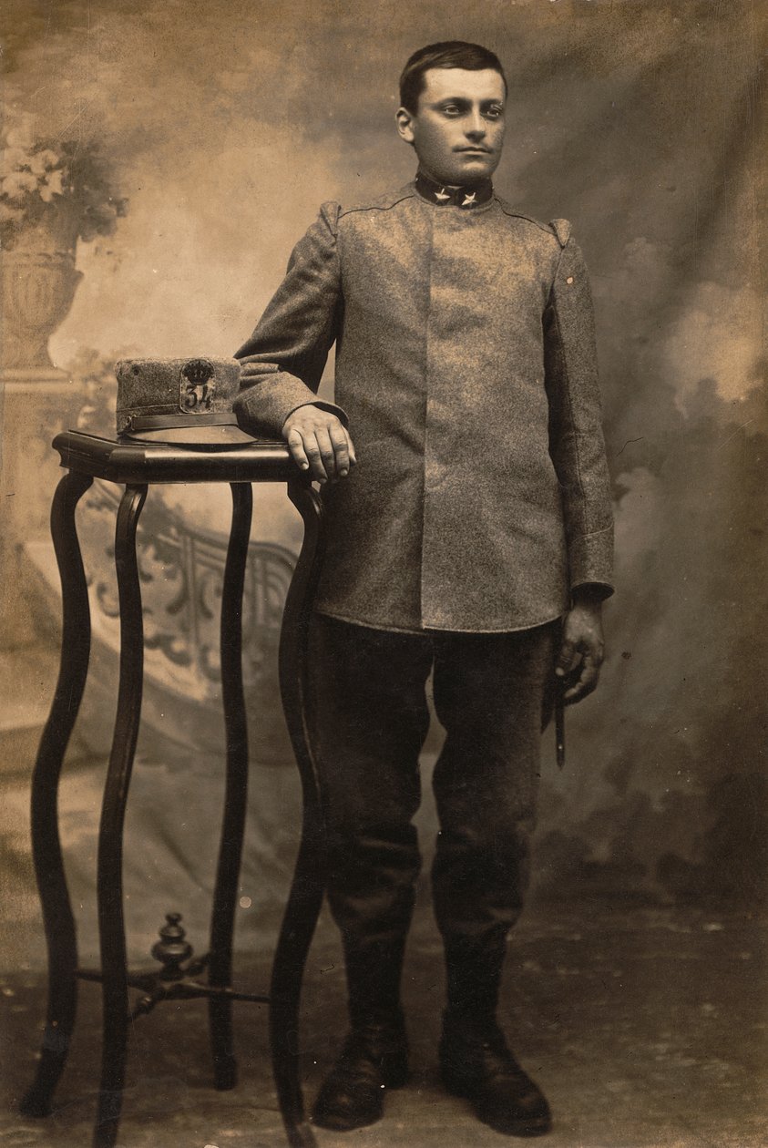 Álbum "The GM R. Army (World War I)": soldado do 34º Regimento de Infantaria em uniforme por país (foto a p/b) de Conterno Conterno
