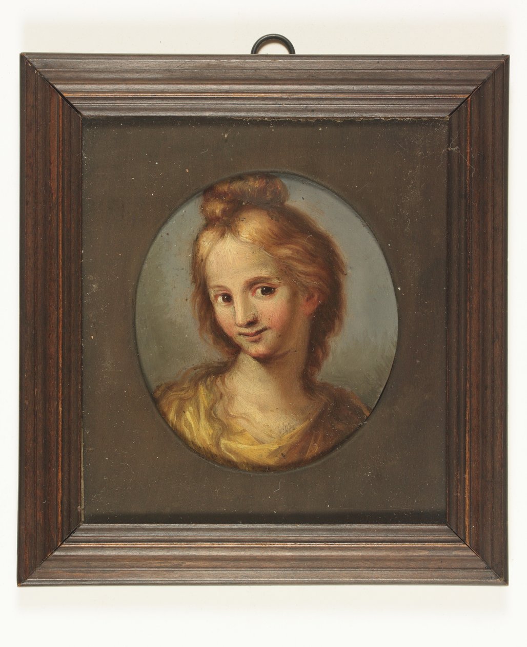 Cabeça de uma menina em um vestido amarelo (óleo em cobre) de Continental School Continental School