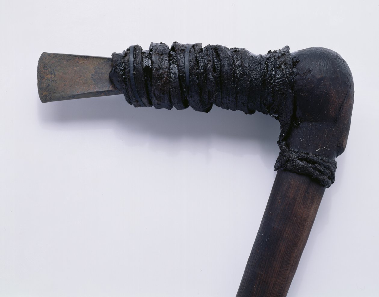 Machado encontrado com o teixo de gelo Oetzi Iceman com detalhe de encadernação de couro de 222116 de Copper Age