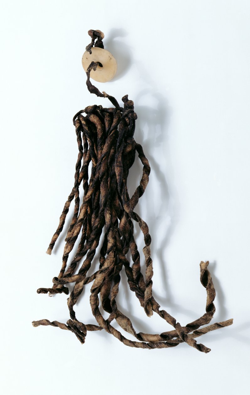 Tassel com disco redondo perfurado, encontrado com o Oetzi Iceman (couro e pedra) de Copper Age
