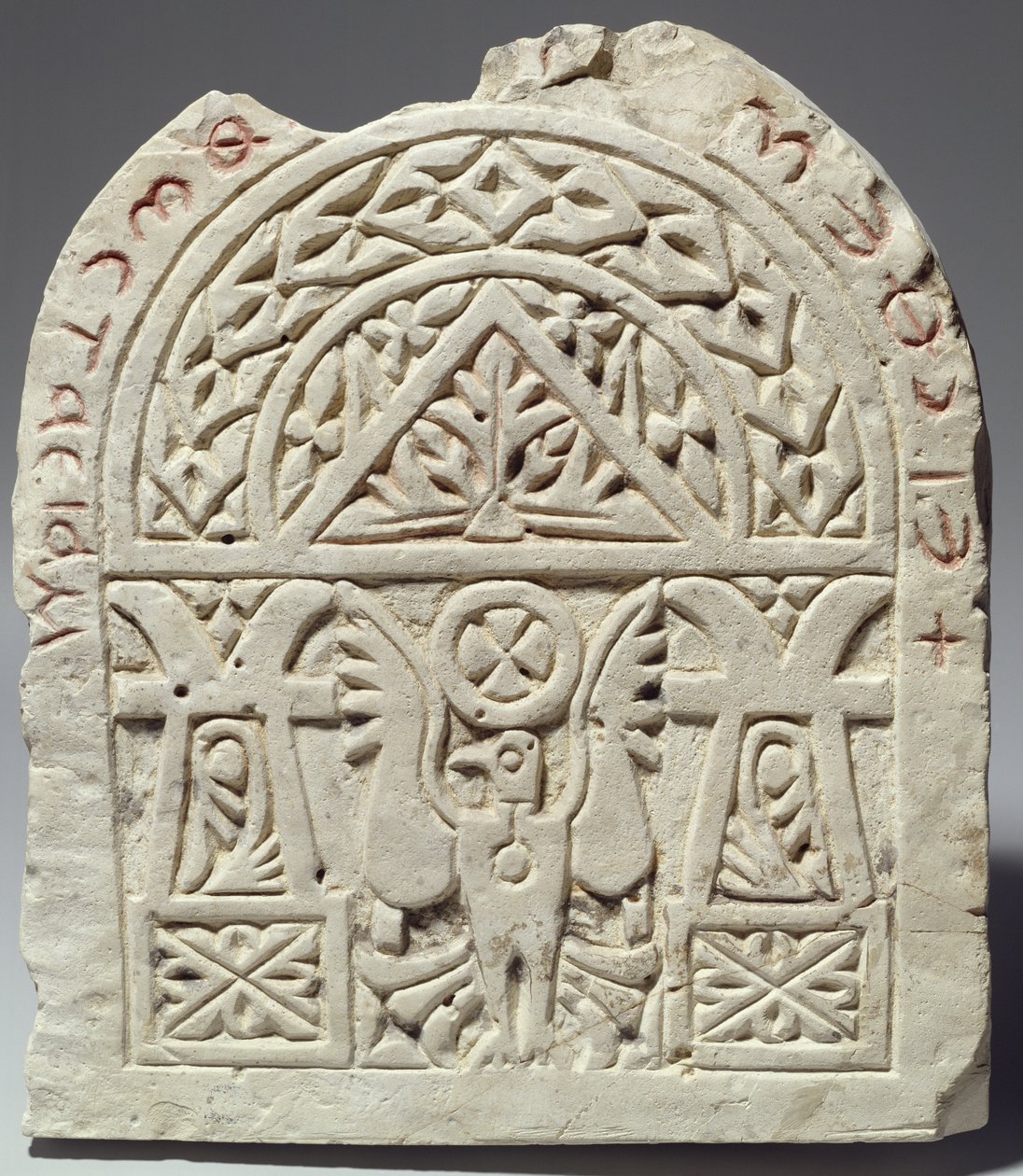 Estela funerária com pomba ou águia, séc. VIII a IX dC (calcário) de Coptic