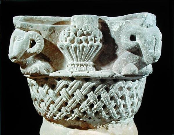 Capital na forma de uma cesta com cabeças de carneiros e uvas, do Mosteiro de São Jeremias, Sakkara de Coptic Coptic