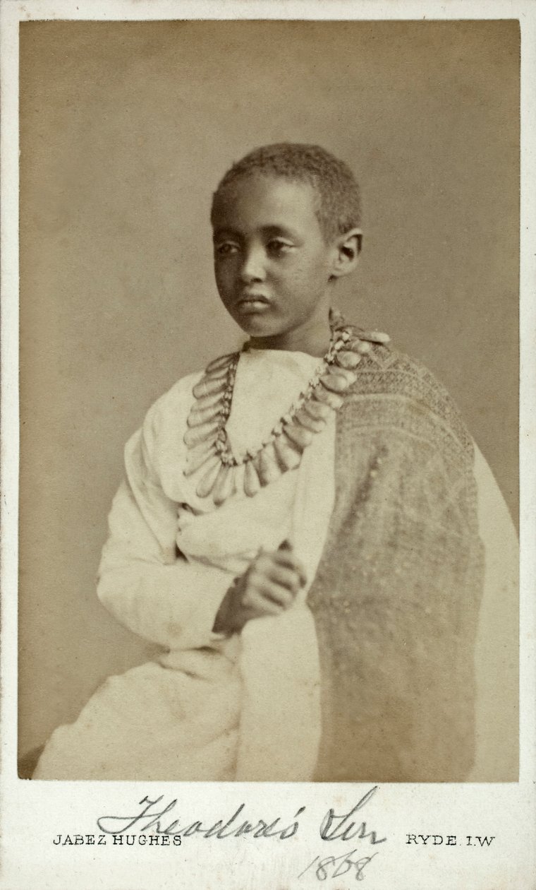 Príncipe Alamayu, filho do imperador Theodor II da Abissínia, Ryde, Inglaterra, 1868 (impressão de albume) de Cornelius Jabez Hughes