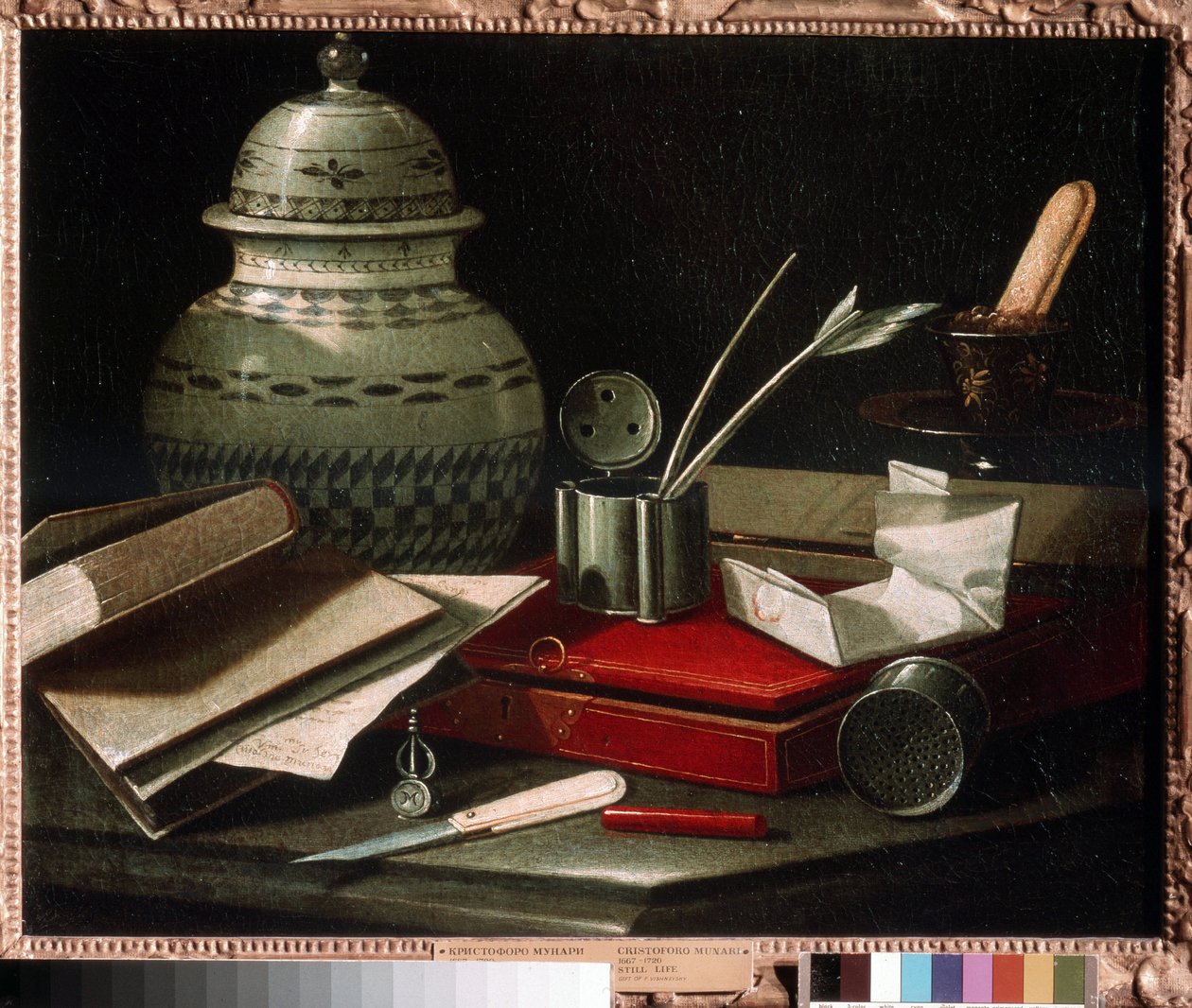 Natureza morta com utensílios de escrita. Tinta e tinteiro com bico, envelope, estojo provavelmente contendo utensílios de escrita e abre-cartas. Pintura de Cristoforo Monari (Munari) (1667-17 de Cristoforo Munari