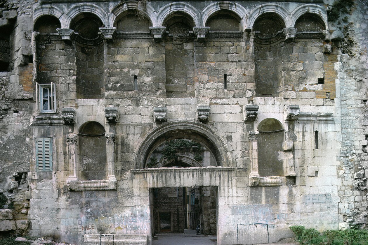 Porta Aurea no Palácio de Diocleciano. c.AD 300 de Croatian School