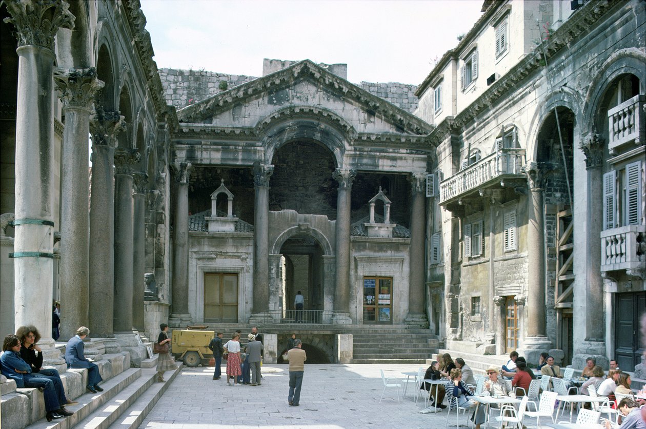 O Peristilo no Palácio de Diocleciano, c.AD 300 de Croatian School