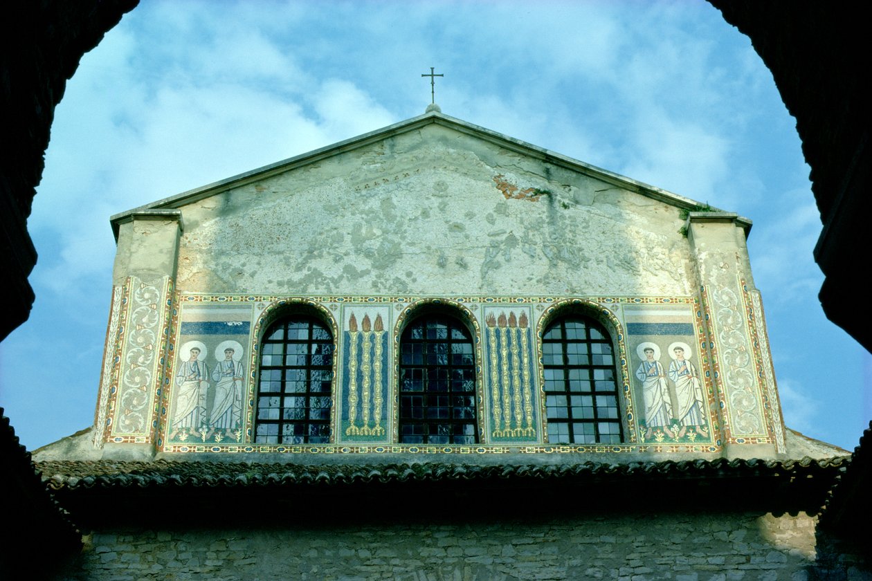 Vista dos mosaicos exteriores de Croatian School