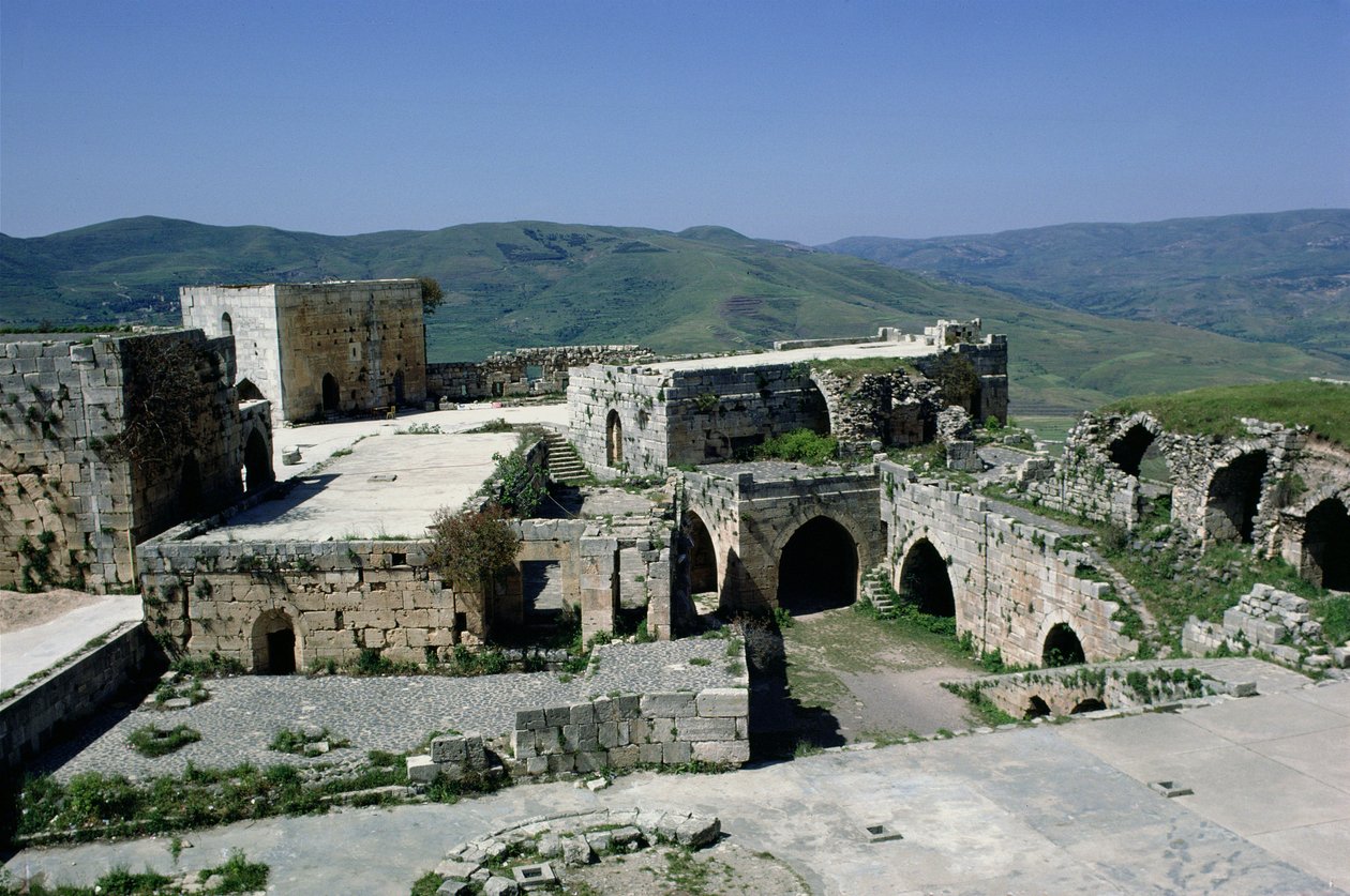 Vista do castelo de Krak des Chevaliers da masmorra, construída c.1143 de Crusader Period
