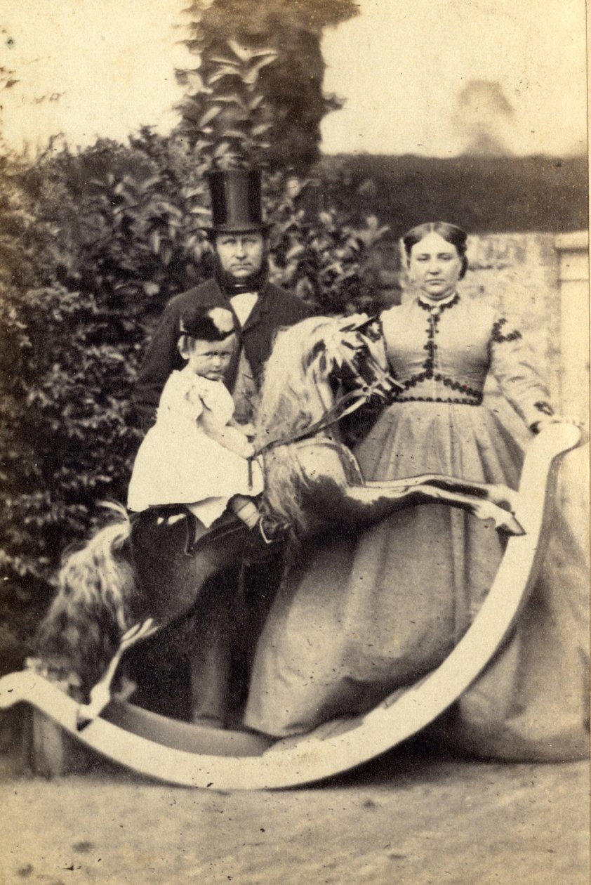 Menina jovem, ligado, grande, cavalo balanço, com, homem mulher, ficar, 1860s, (albumen, impressão) de Cruttenden