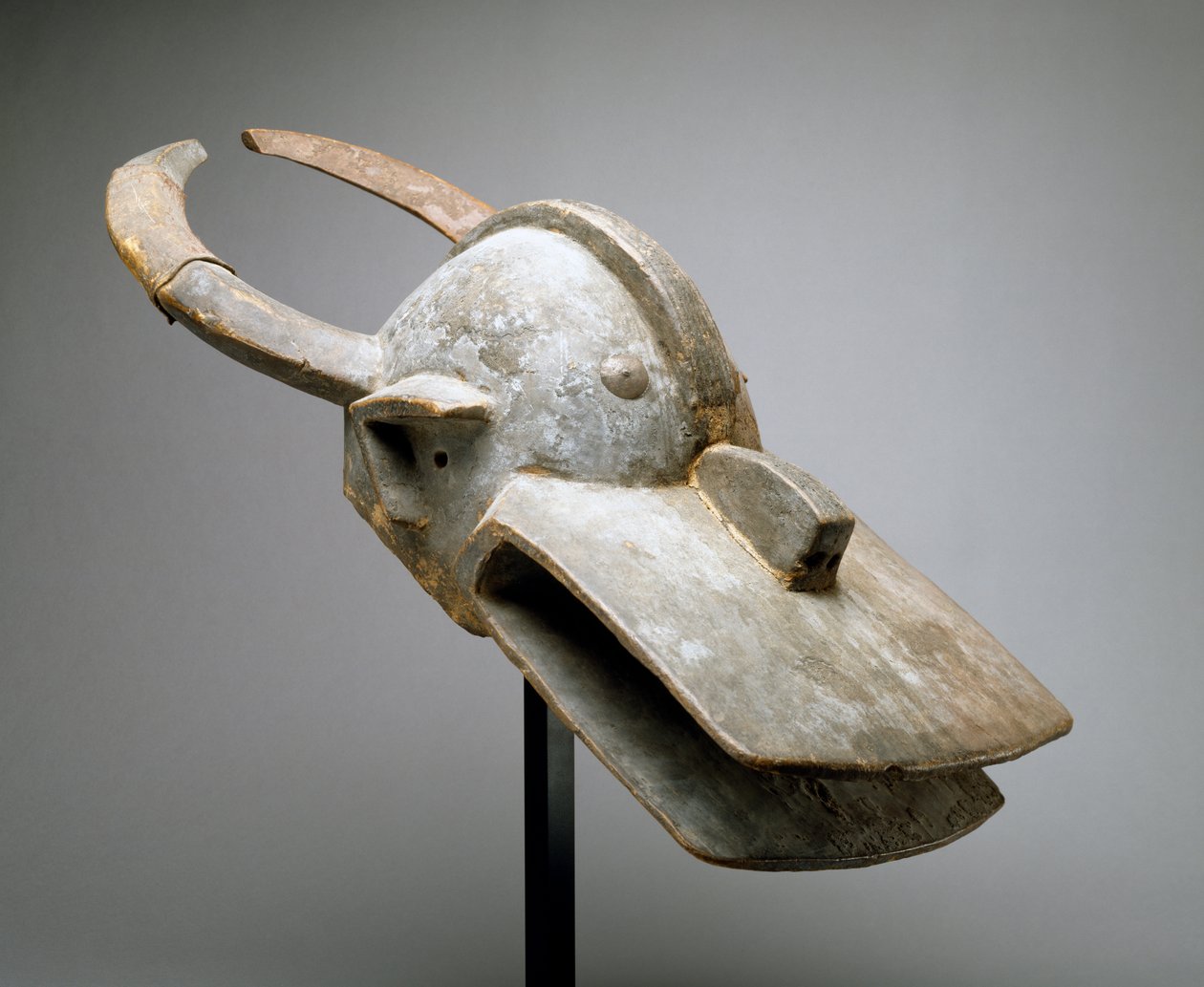 Máscara de capacete de uma vaca do mato (Sociedade Vara), Sudão Ocidental, África Subsaariana, final do século XIX (madeira, matéria sacrificial, metal, pregos e couro de animal) de Culture Chamba