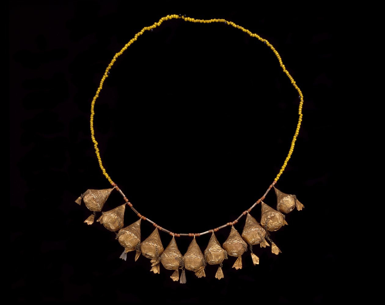 Tiara de uma coroa, final do século 19 e início do século 20 (contas de ouro, coral e vidro) de Culture Minangkabau