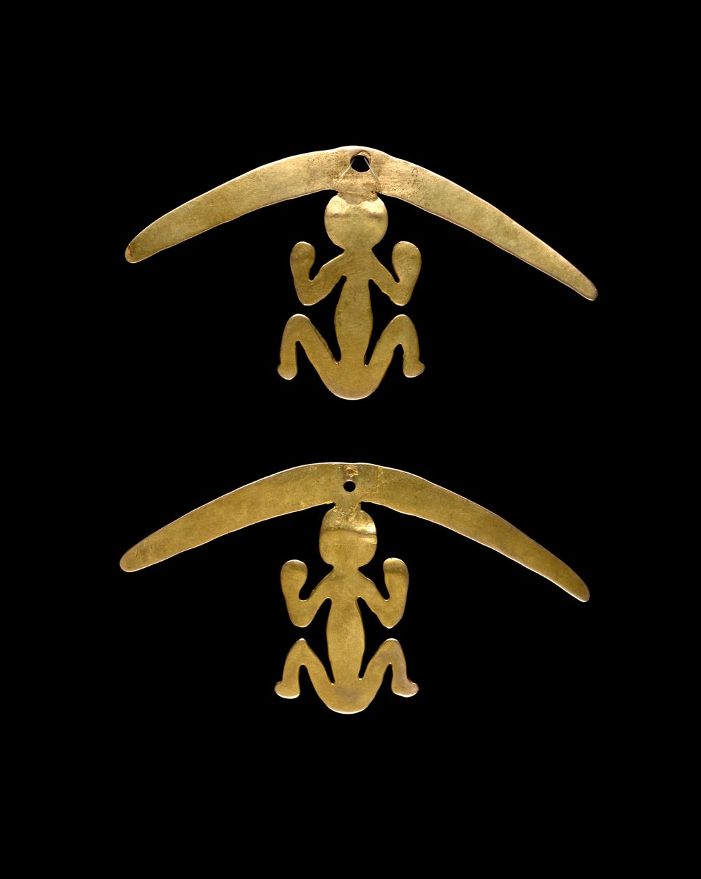 Par de orelhas penduradas, 600-1600 DC (martelado e lapidado em ouro) de Culture Nariño