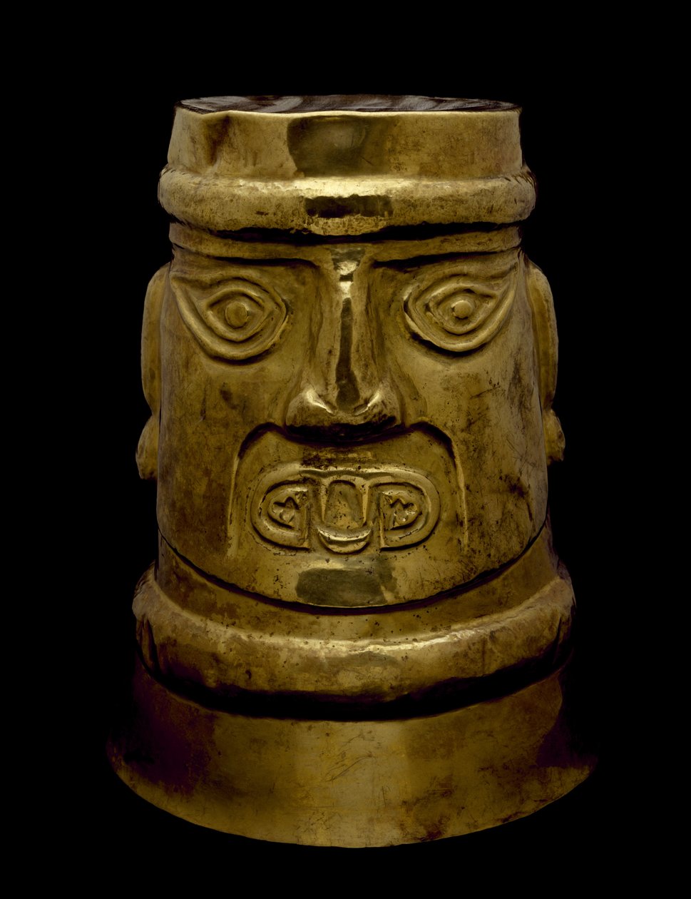 Copo que descreve uma divindade com olhos e presas no estilo Sicán, 800-1350 DC (ouro) de Culture Sicán