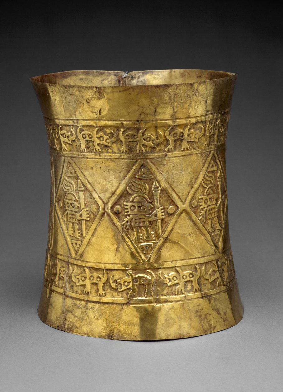 Coroa representando governantes ou deuses segurando cajados cerimoniais, 800-1350 DC (ouro martelado e perseguido) de Culture Sicán