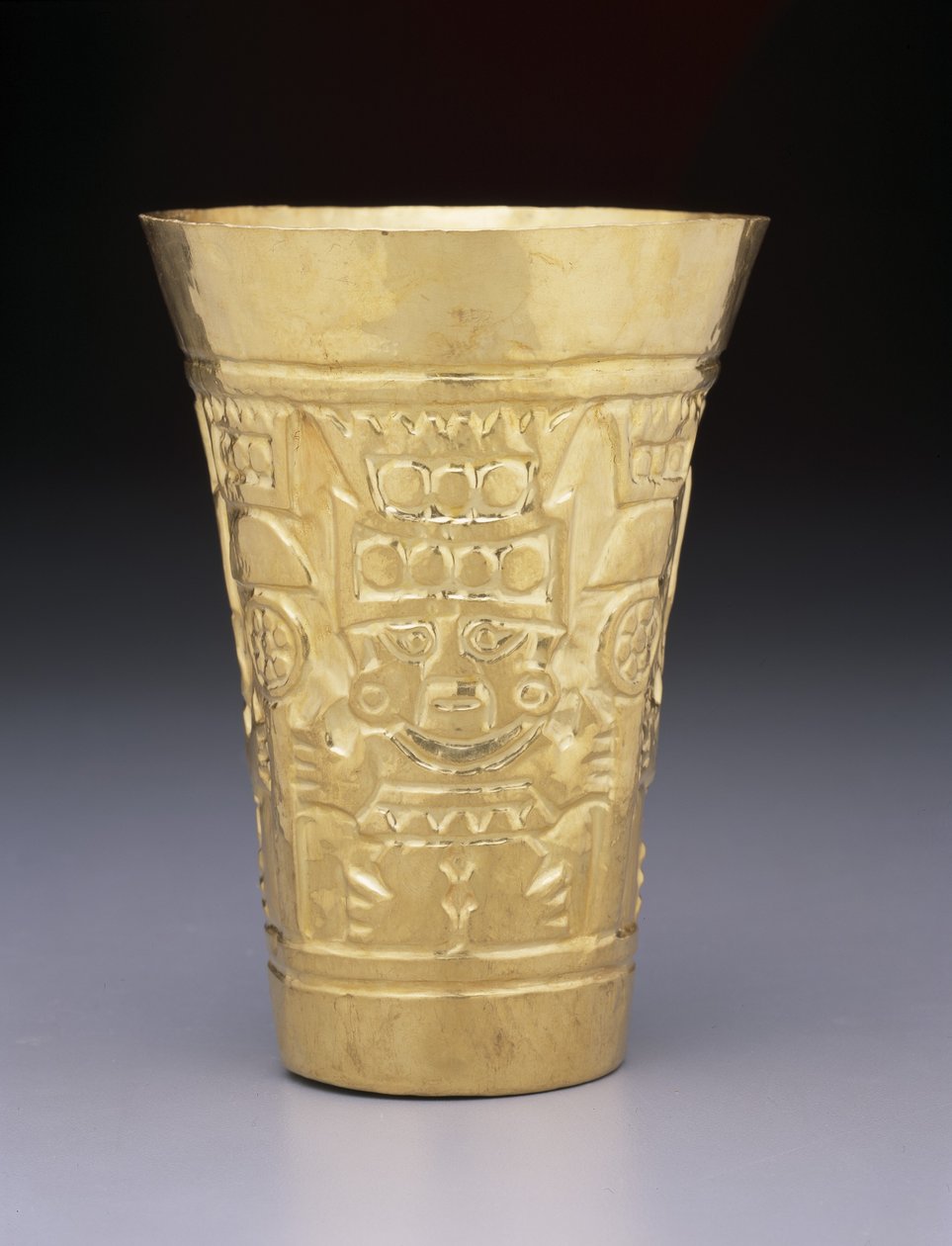 Taça: Bonecos em Pé e Clubes de Guerra, 900-1100 (ouro) de Culture Sicán