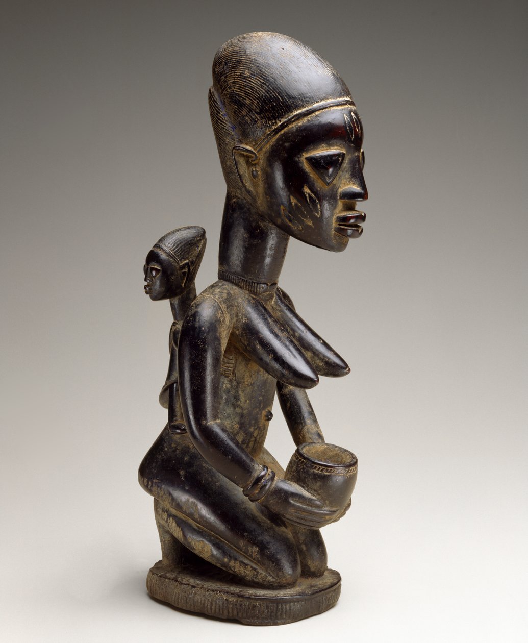 Figura materna e infantil, Nigéria, final do século 19 (madeira e vestígios de índigo) de Yoruba Culture