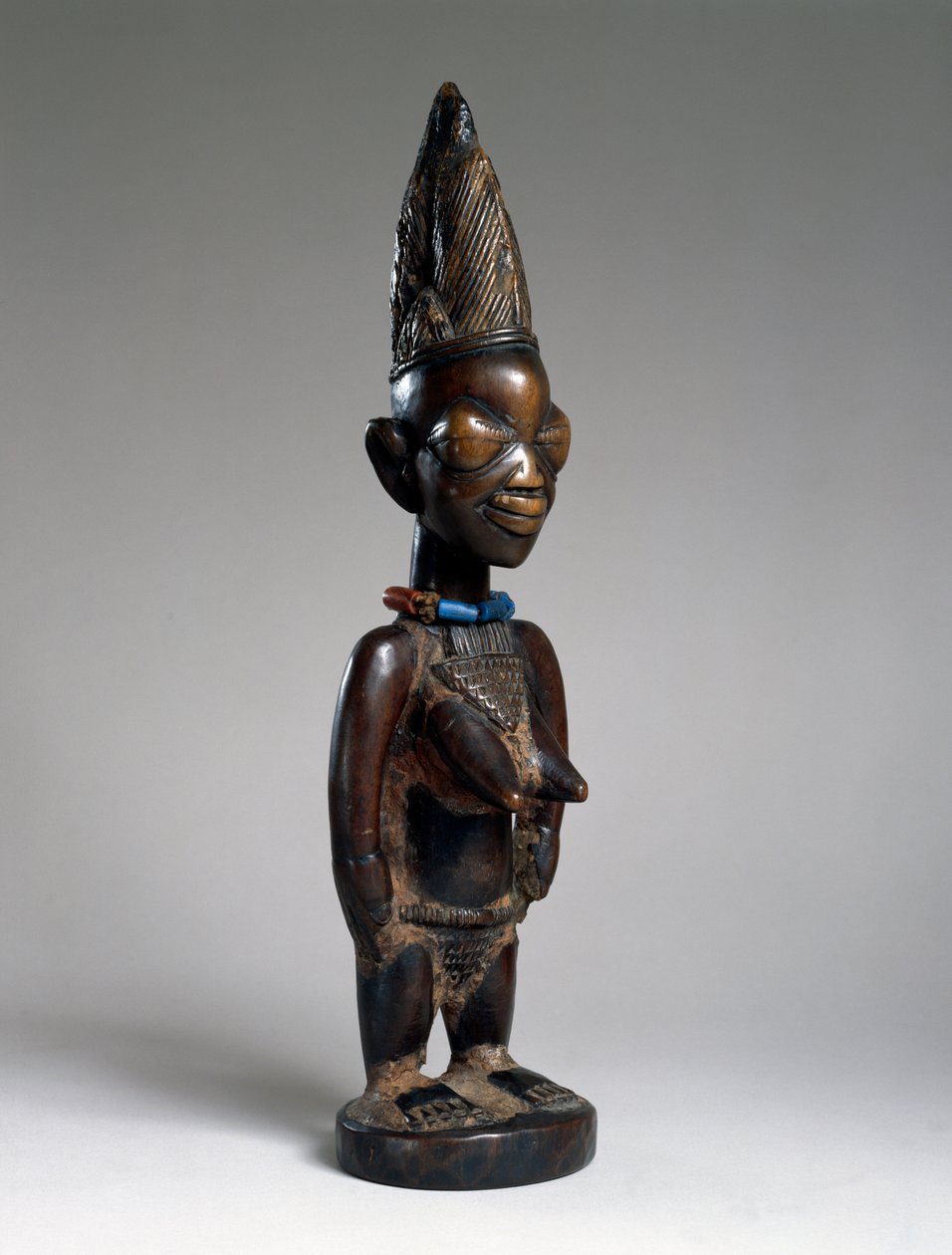 Figura gêmea (ere ibeji), região de Ila-Orangun, Nigéria, final do século 19 ou início do século 20 (madeira, contas de vidro e vestígios de tukula) de Yoruba Culture