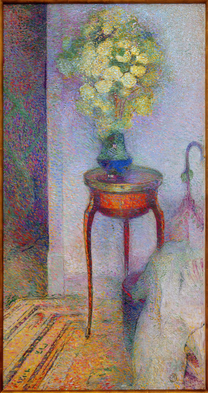 Interior com flores em uma mesa do império de Curt Herrmann