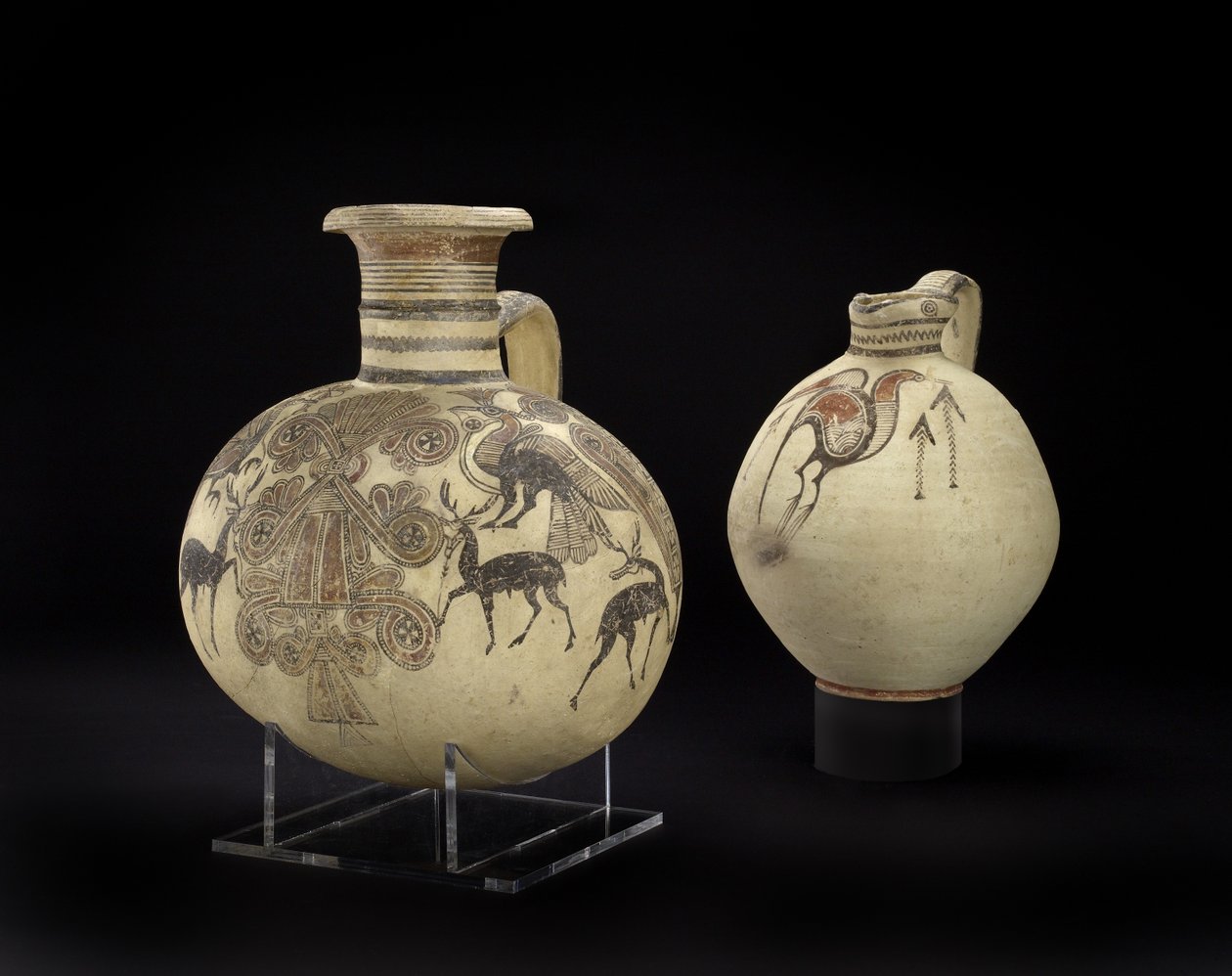Bichrome jarro Cypro-fenícia em forma de barril IV, e vaso fenício com árvore sagrada, veados, pássaros de crista e flores de lótus (cerâmica) de Cypriot