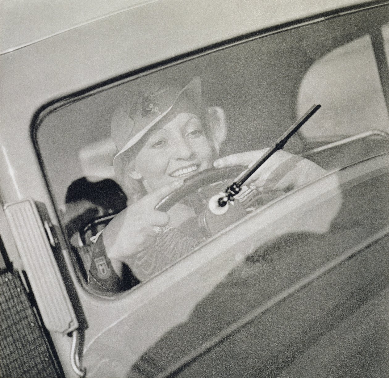 Uma mulher dirigindo, c.1930s (fotogravura) de Czech Photographer