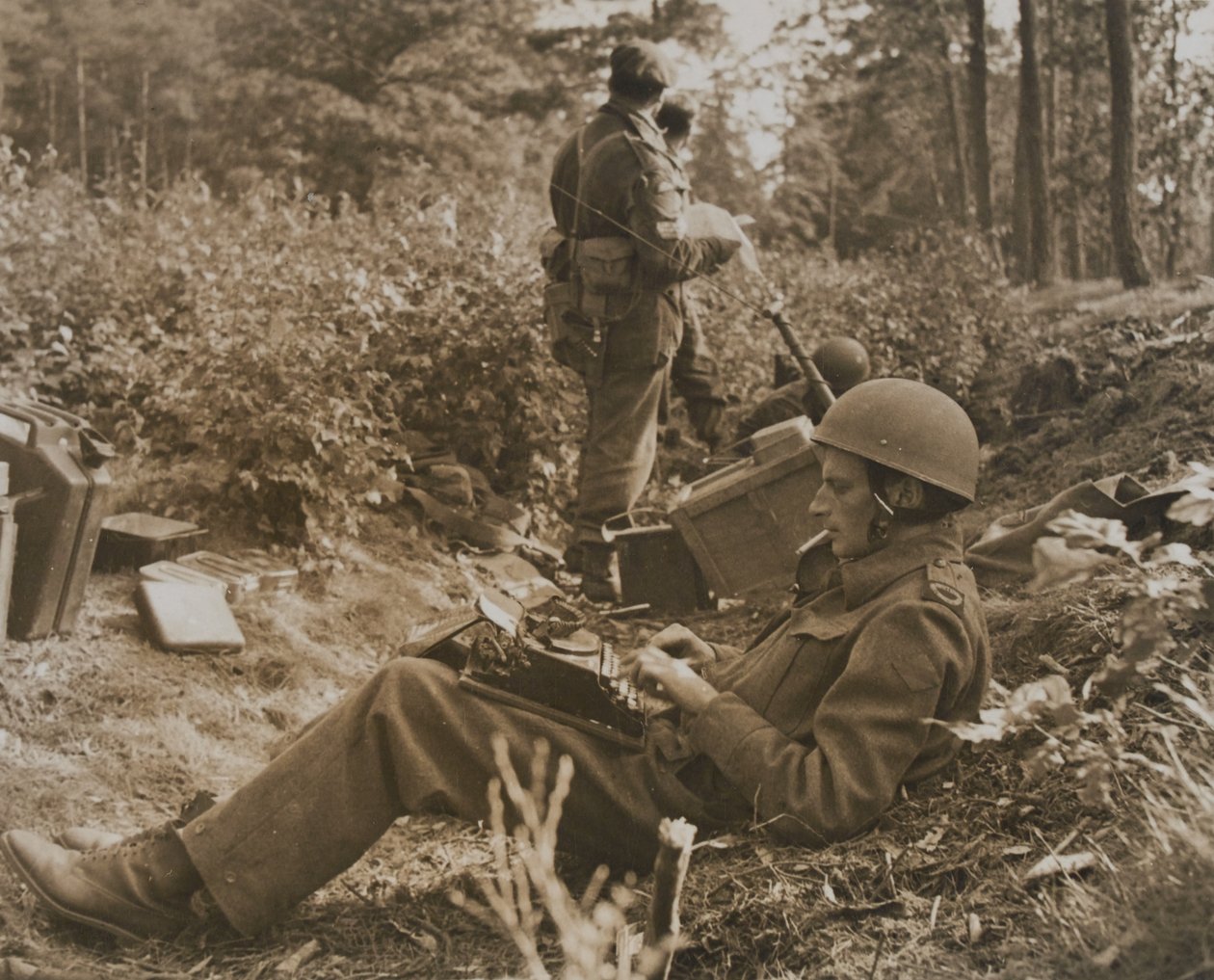 O correspondente de guerra Alan Wood a dactilografar um despacho de D.M. Sgt. Smith