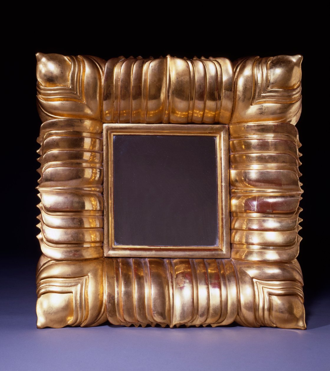 Um espelho Giltwood, projetado por Dagobert Peche (1887-1923), esculpido com folhagem estilizada sobreposta, c.1925 (madeira dourada) de Dagobert Peche