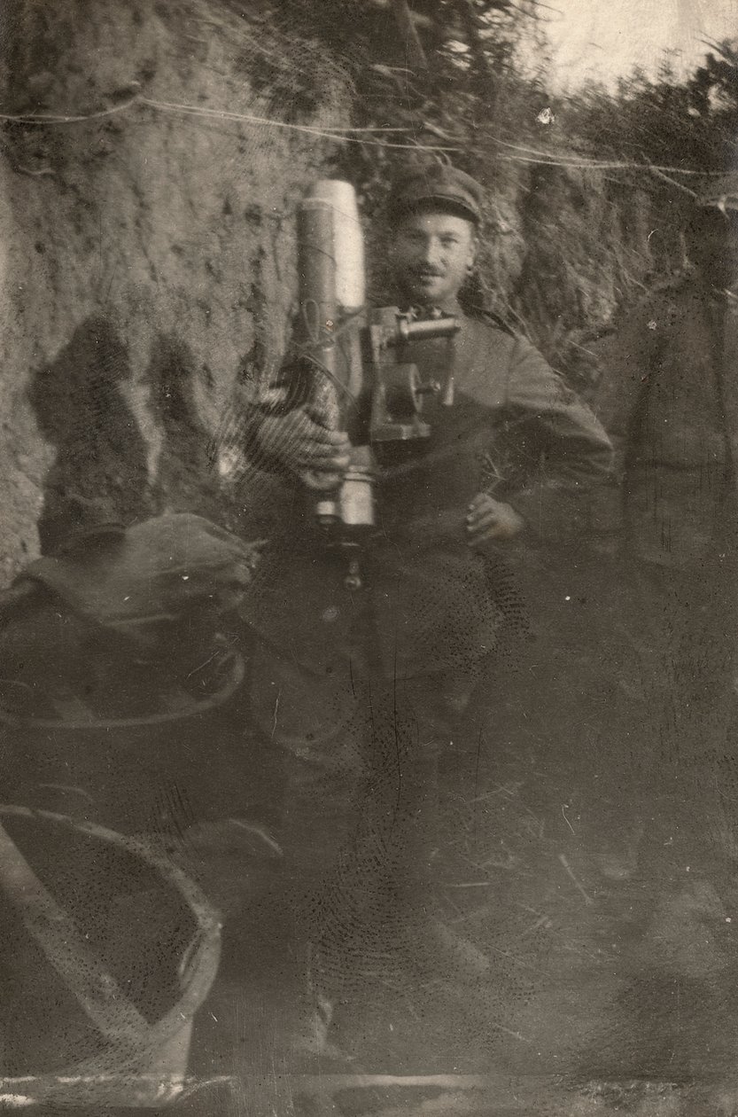 Soldado em uma trincheira planalto Karst durante a Primeira Guerra Mundial (foto a p/b) de Dario Gentilini