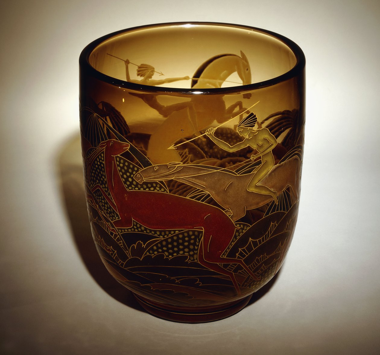 Vaso de vidro esmaltado representando duas amazonas caçando cervos (vaso de vidro sépia esmaltado, em tons de verde, marrom e azul, com dourado) de Daum Freres