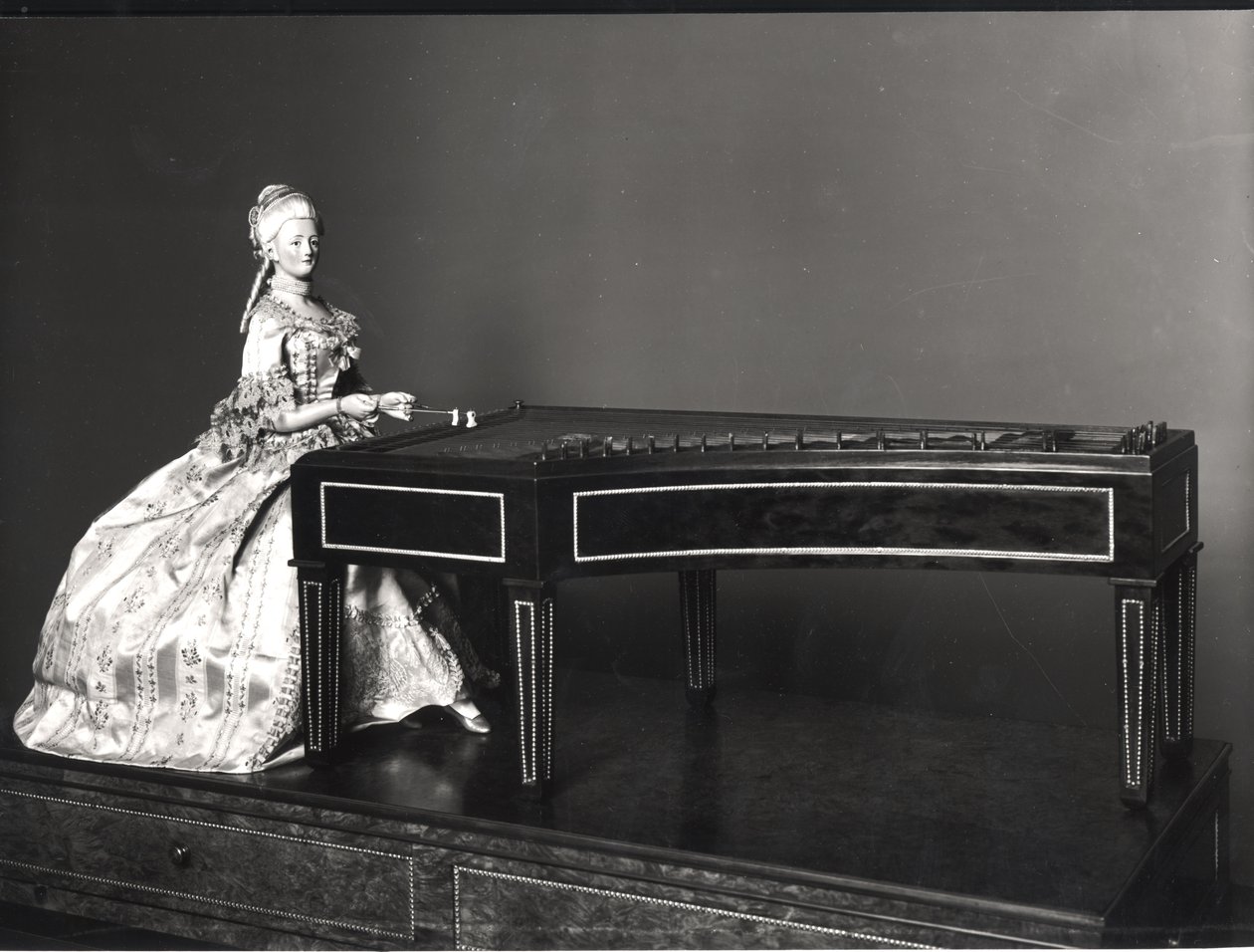 Dulcimer Player (detalhe) (madeira e metal) (ver também 157813) de David Roentgen