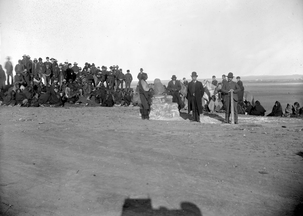 Dedicação de Standing Rock, Major McLaughlin e Sitting Bull em primeiro plano, década de 1880 de David Frances Barry