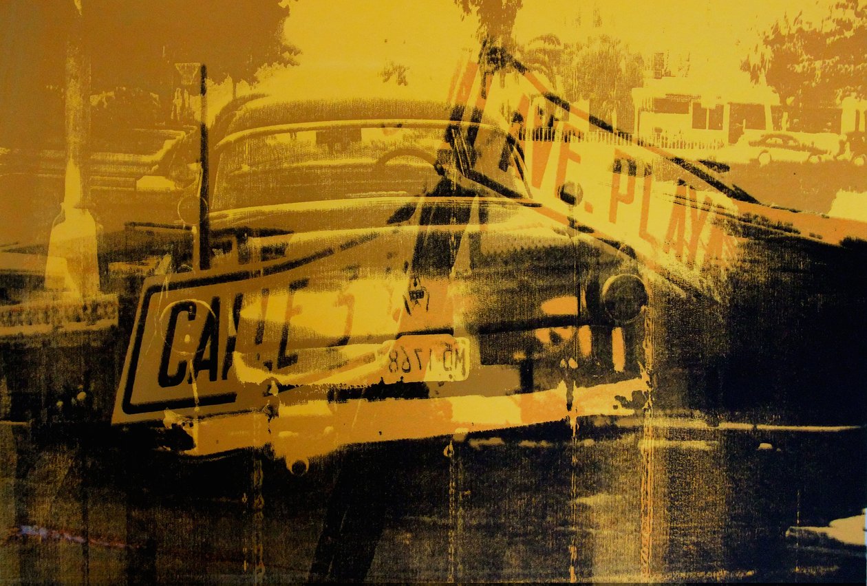 Carro amarelo e placa de rua de David Studwell