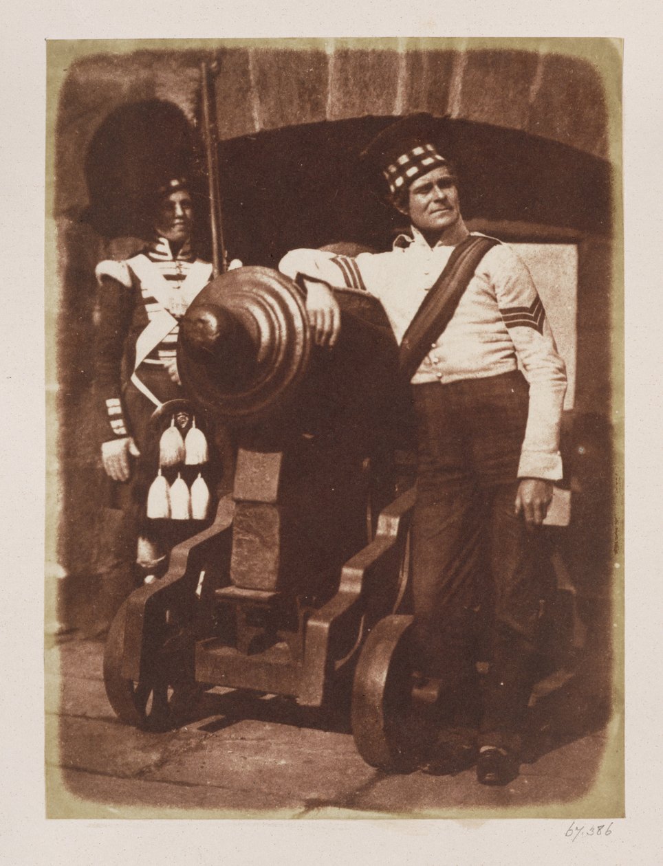 Artilheiro e Highlander, Castelo de Edimburgo (impressão em papel salgado do negativo do calotipo) de David Octavius Hill