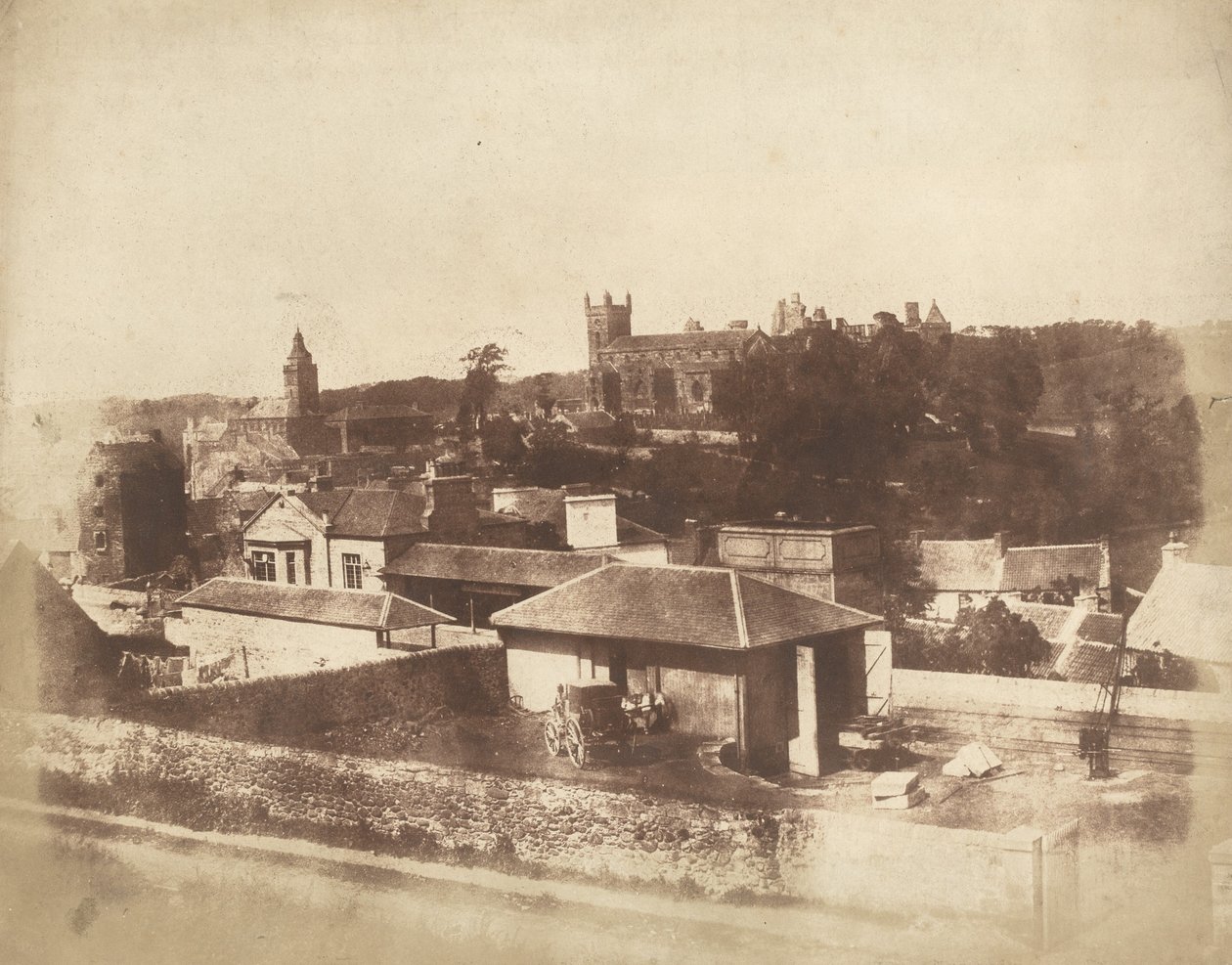 Linlithgow, a partir da estação ferroviária, com a Câmara Municipal, a Igreja de São Miguel e o Palácio, 1843-1847 (foto) de David Octavius Hill
