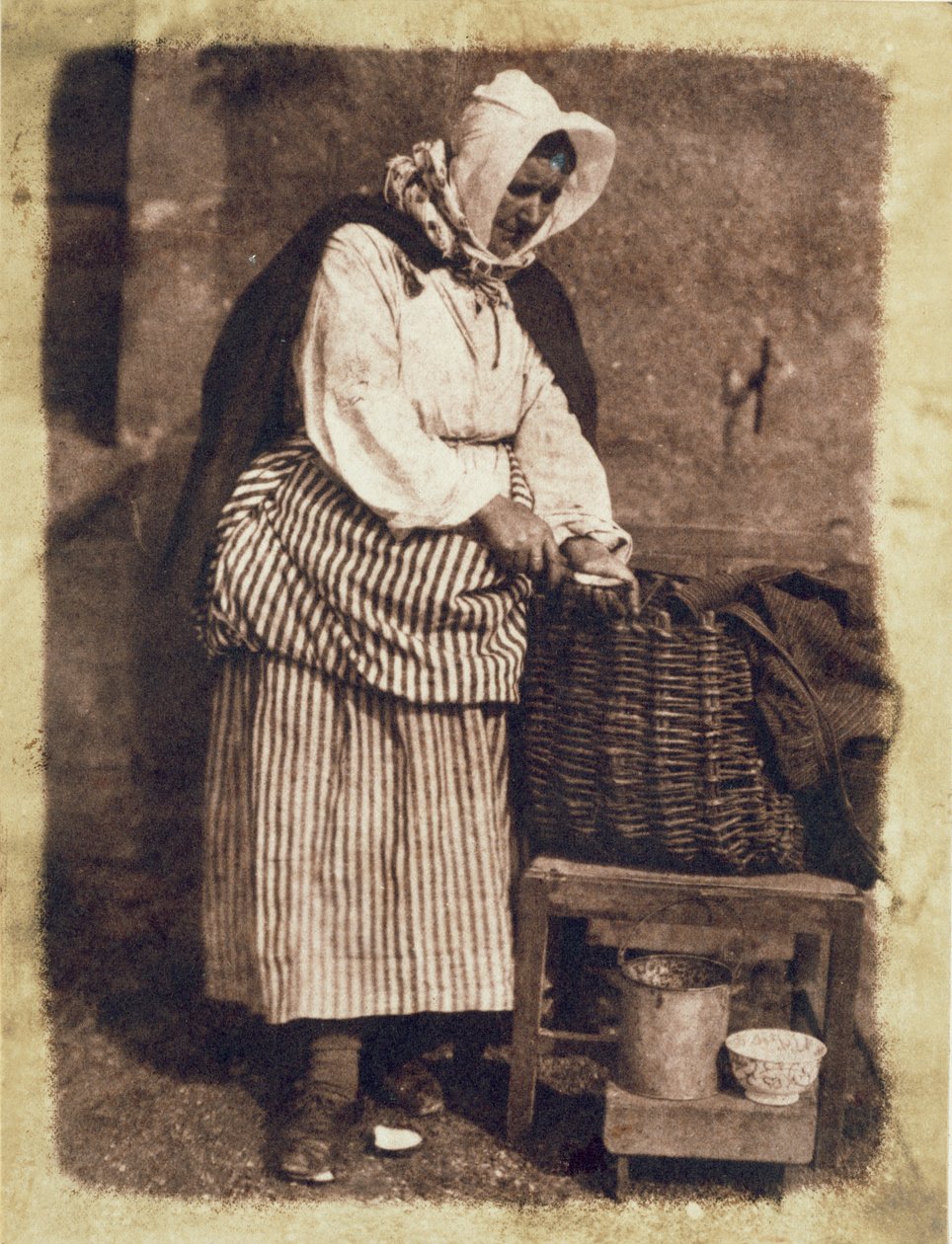Oyster Woman, 1843-47 (impressão em papel salgado do negativo do calotipo) (ver também 224278, 224280) de David Octavius Hill