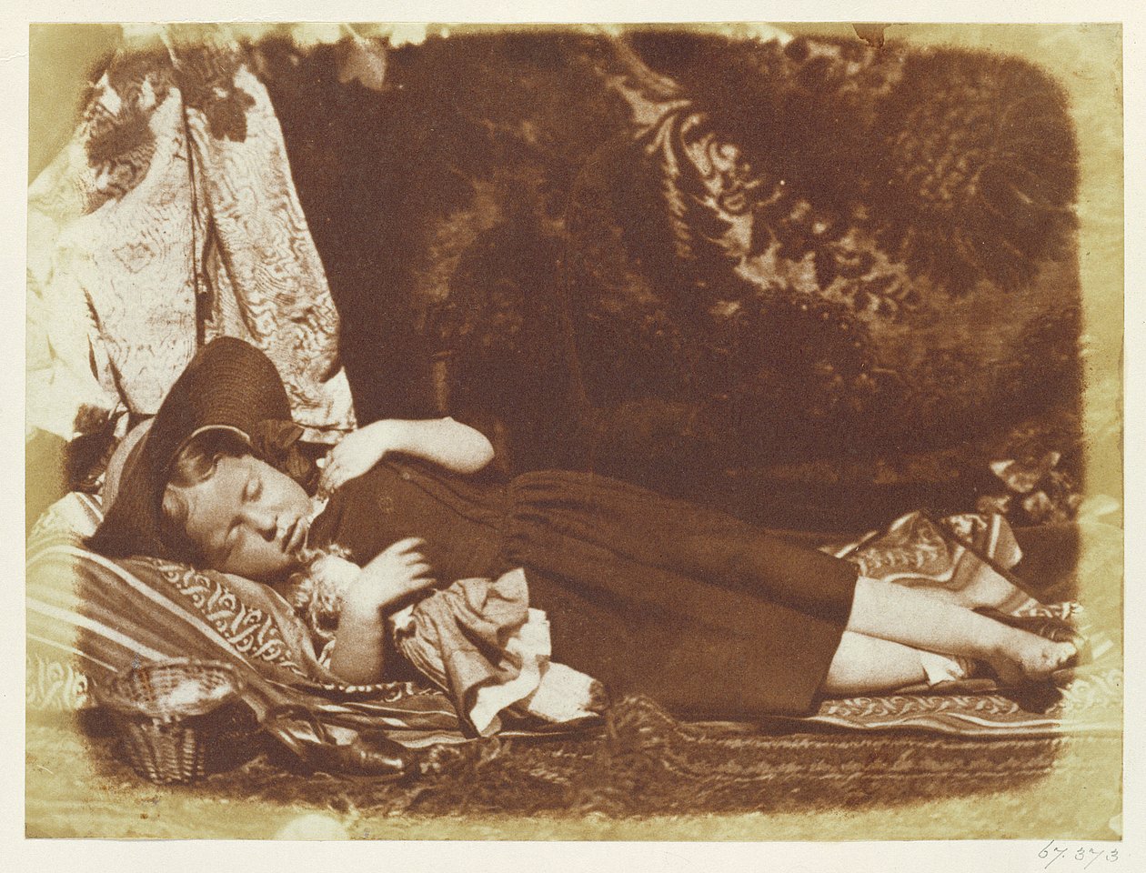 The Bedfellows, c.1843-47 (impressão de papel salgado do negativo do calotipo) de David Octavius Hill