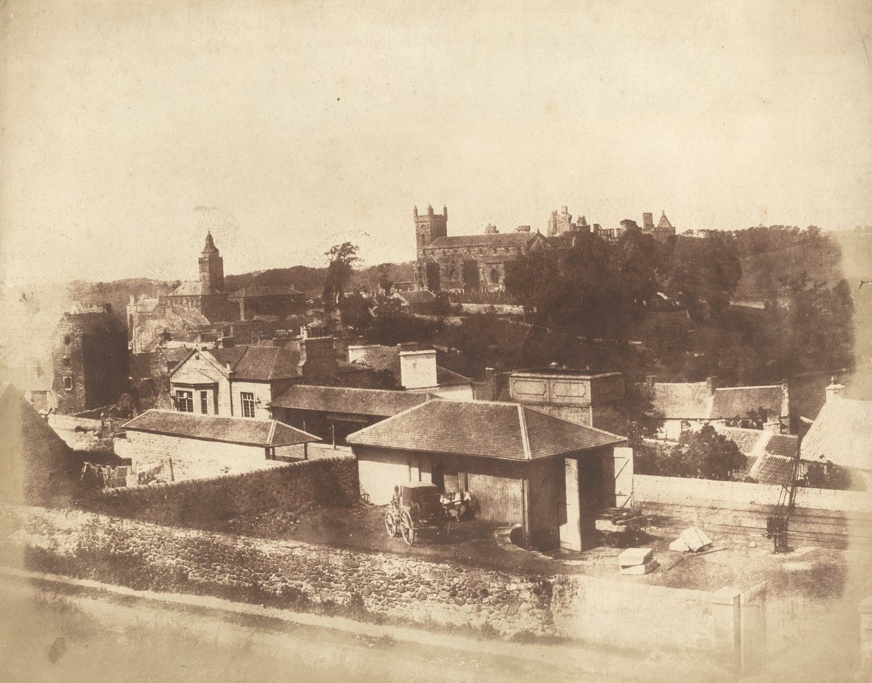 Linlithgow, da estação ferroviária, com a Câmara Municipal, Igreja de São Miguel e Palácio de David Octavius Hill and Robert Adamson