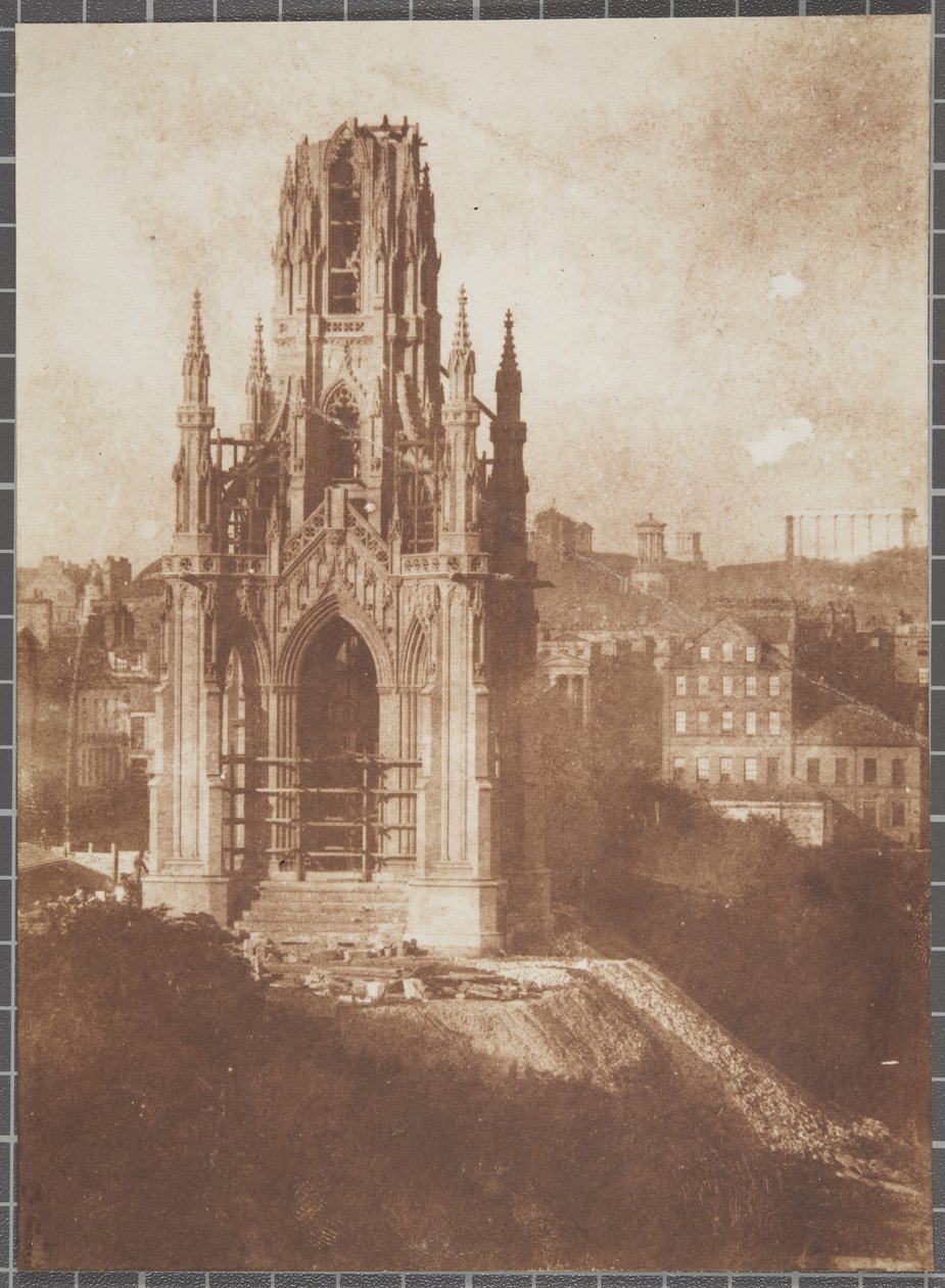 Monumento de Scott, Edimburgo, durante a construção, 1840-44 (impressão de papel salgado do negativo do calotipo) de David Octavius Hill and Robert Adamson