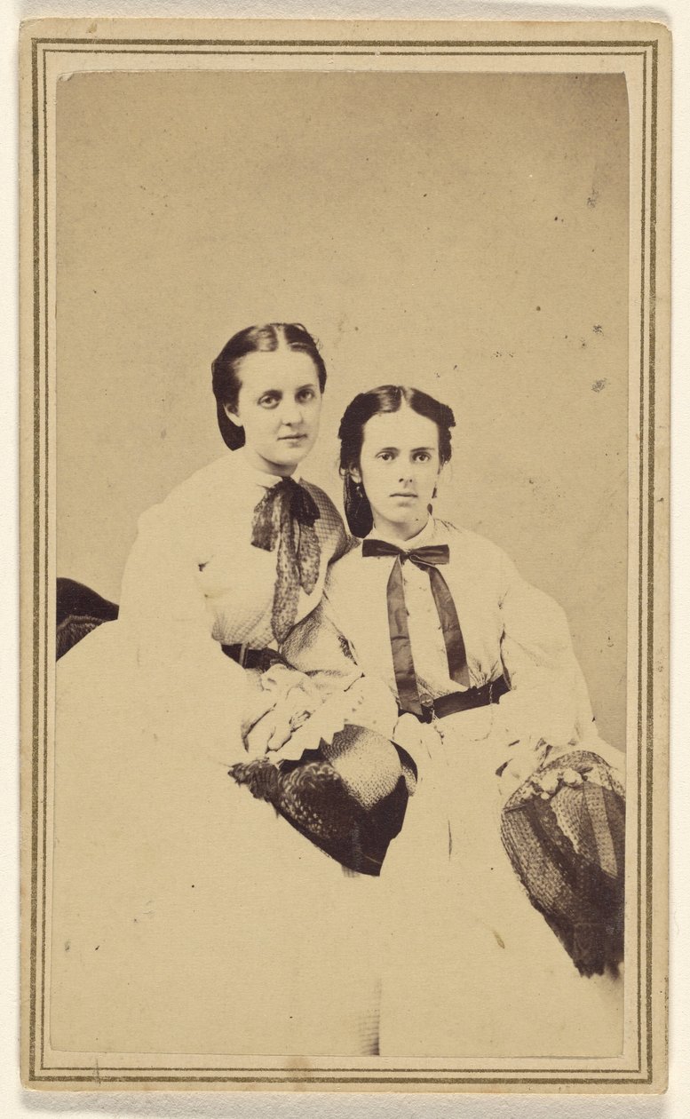 [Duas jovens não identificadas, sentadas]. de David R.H. Hoag and Quick