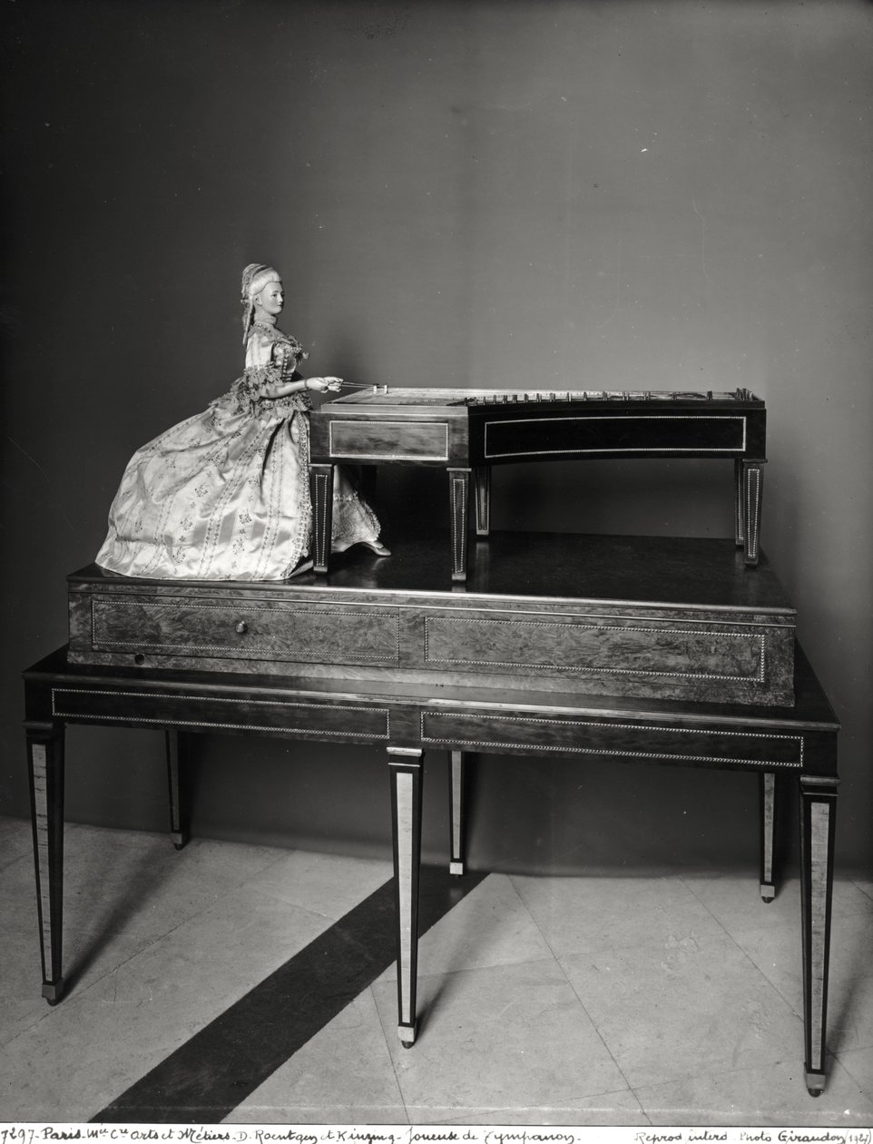 Dulcimer Player (madeira e metal) (ver também 157814) de David Roentgen