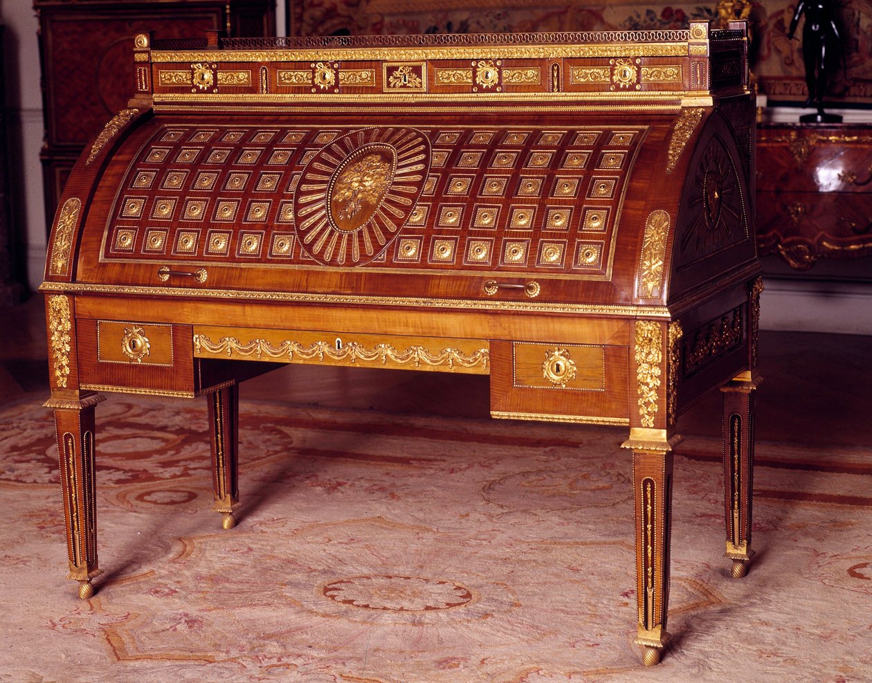 Móveis Louis XVI: escritório com cilindro dos móveis de Catarina II da Rússia (1729-1796) realizado por David Roentgen (1743-1807) por volta de 1780. Dim. 1,28x1,45x0,75 m. Paris, Museu do Louvre de David Roentgen