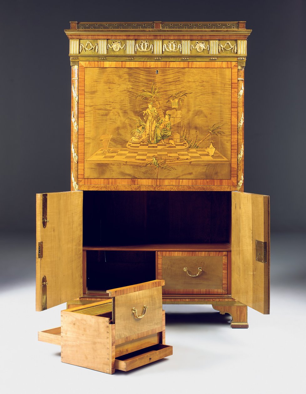Secretaire neoclassic a abattant, c.1775 (sicômoro montado em ormolu, teixo de rebarba, tulipwood manchado e marchetaria) ver também 491918-19) de David Roentgen