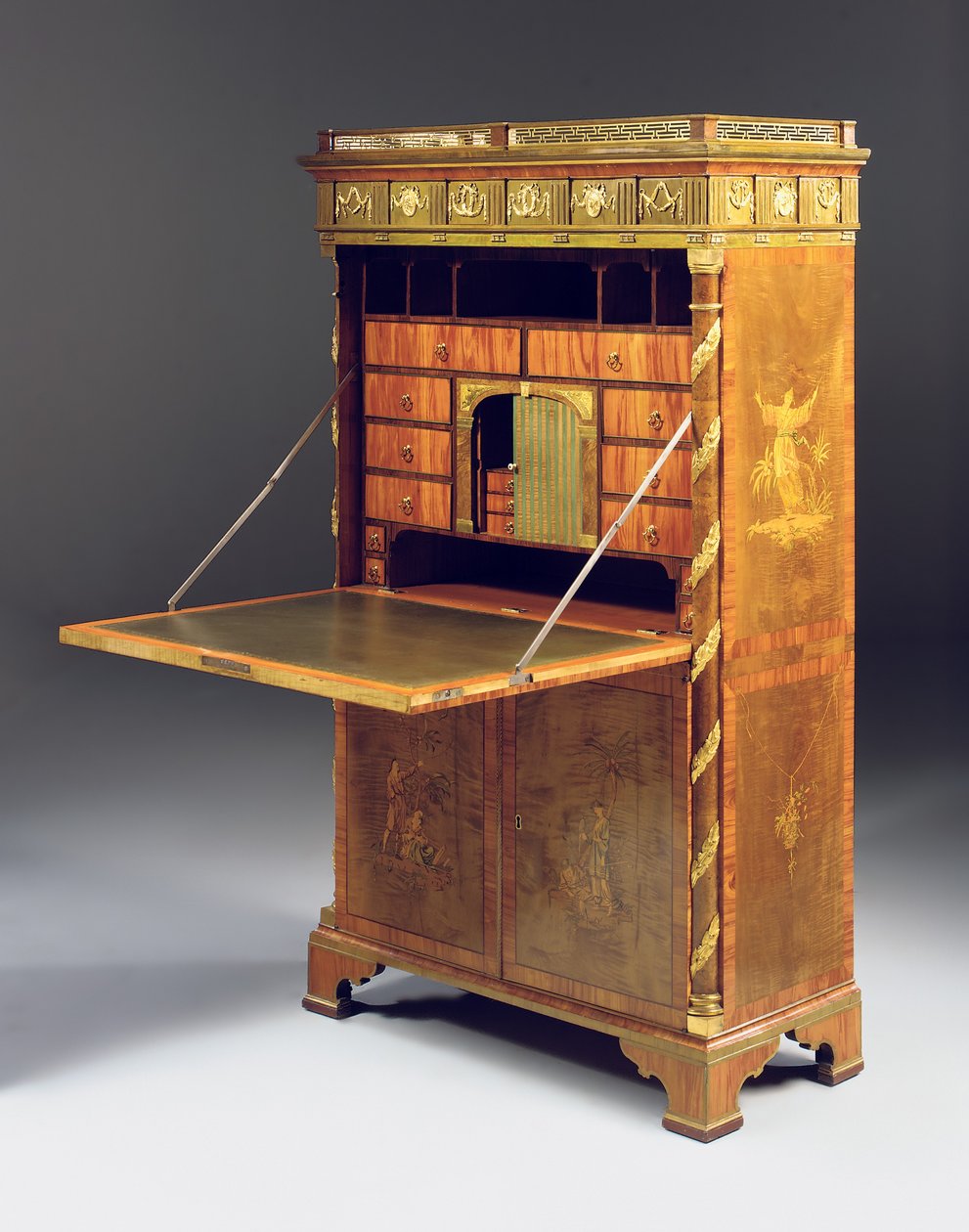 Secretaire neoclassic a abattant, c.1775 (sicômoro montado em ormolu, teixo de rebarba, tulipwood manchado e marchetaria) ver também 491918-20) de David Roentgen
