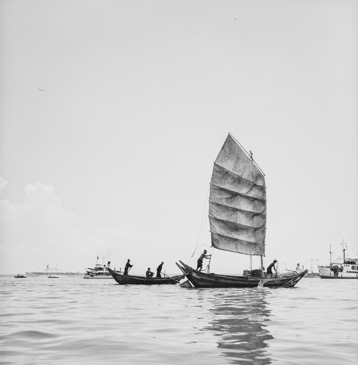 Uma sampana a navegar e uma a ser esfolada no porto de Penang de David Watkin Waters