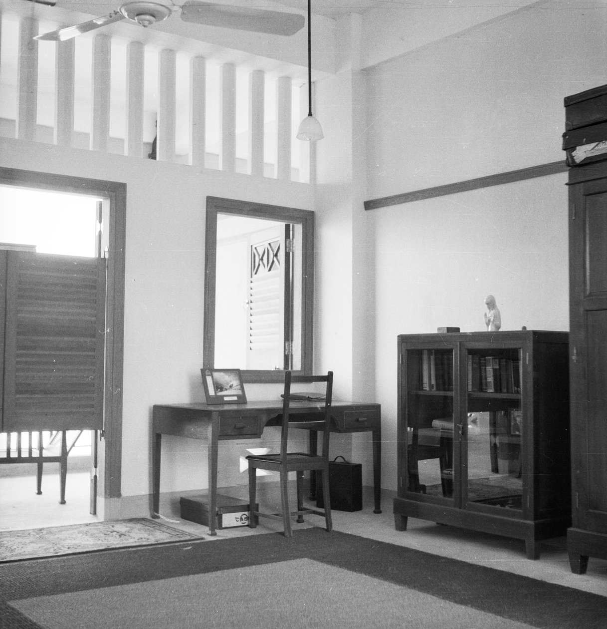 Interior da cabina n.º 13 da Estação da Força Aérea Real em Seletar, Singapura de David Watkin Waters